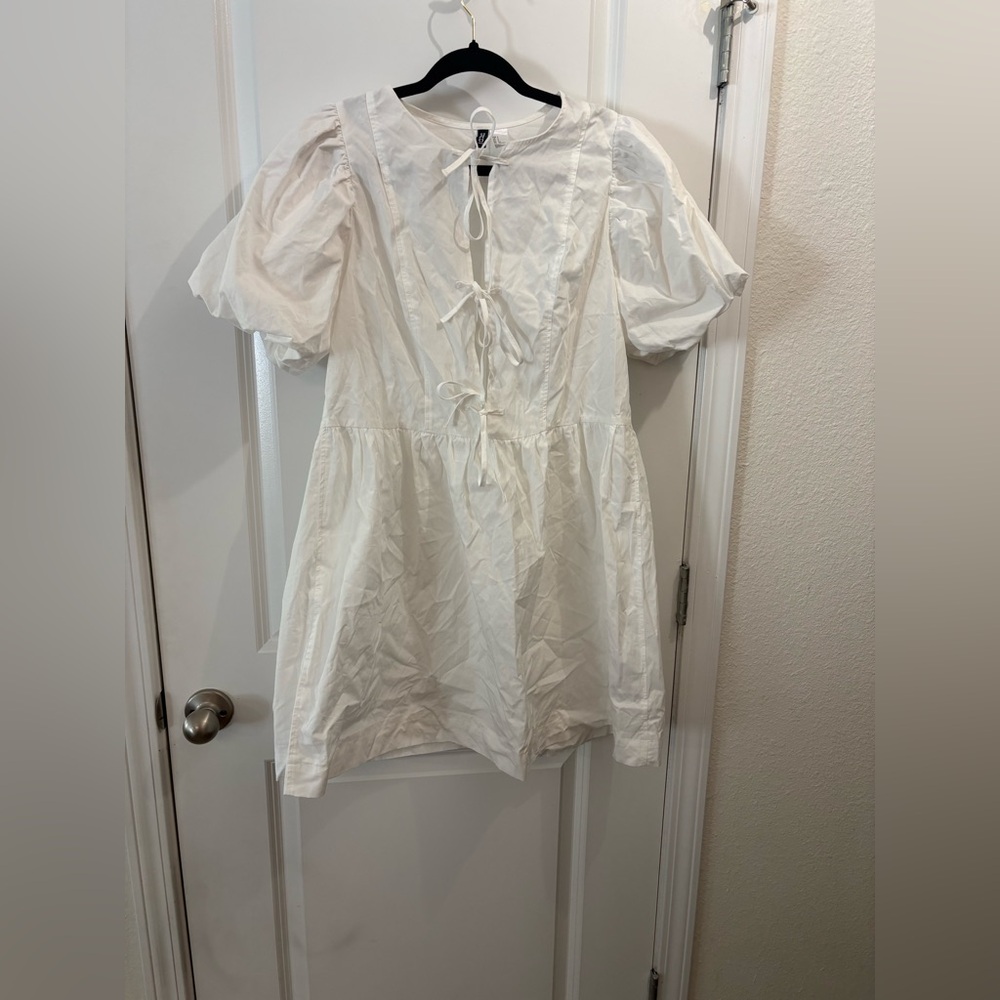 Divided White Tie-Front Puff Sleeve Tunic Dress